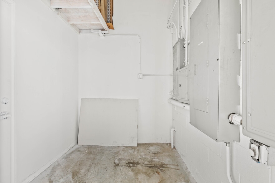 More Photos Of 11834-11836 Vose St, North Hollywood Warehouse For Lease