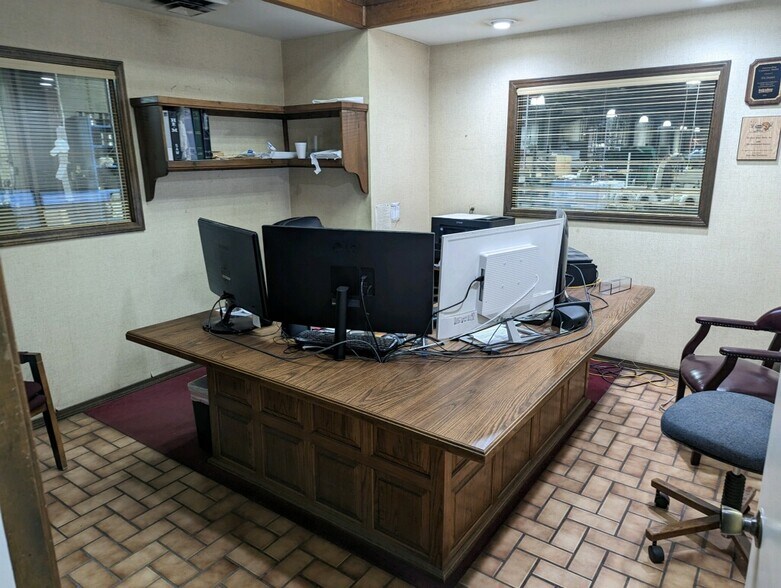 More Photos Of 1024 S 25th St, Van Buren Distribution For Lease
