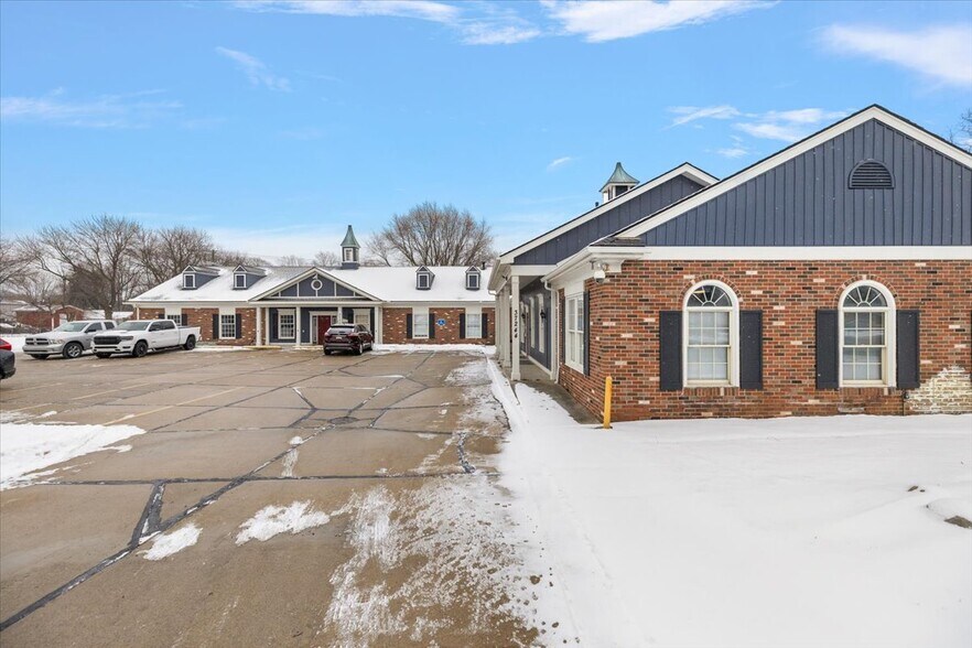 More Photos Of 37244 S Groesbeck Hwy, Clinton Township Office For Sale