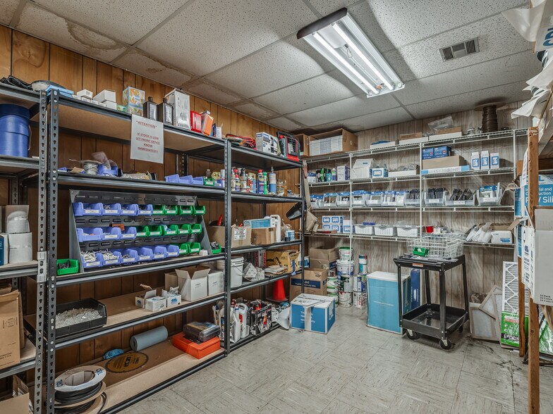 More Photos Of 3730-3732 N MacArthur Blvd, Warr Acres Showroom For Lease