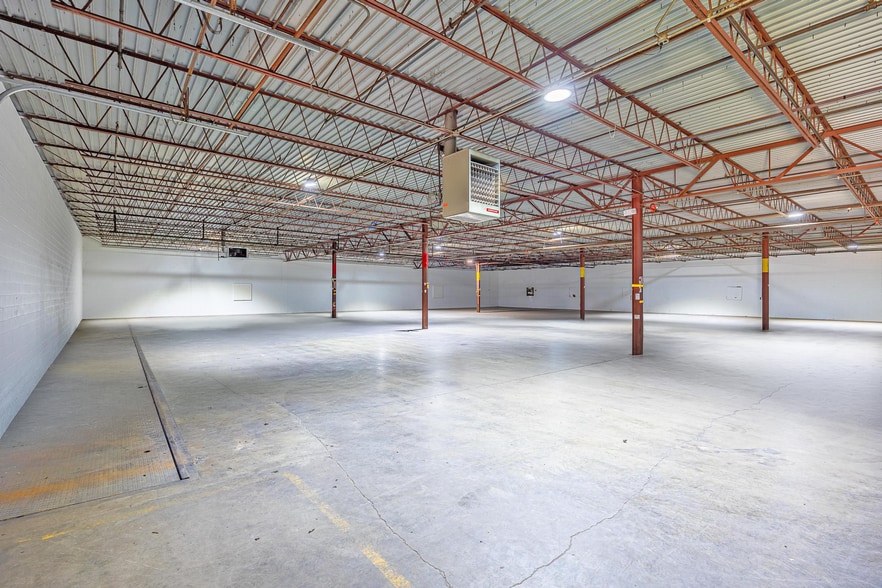 More Photos Of 213 W 1st St, Huntingburg Warehouse For Lease