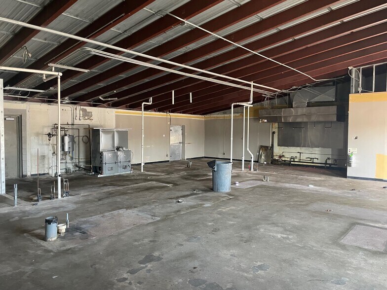 More Photos Of 2212-2218 Madison St, Clarksville General Retail For Lease