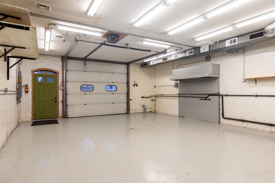 More Photos Of 85 Hone St, Kingston Specialty For Sale