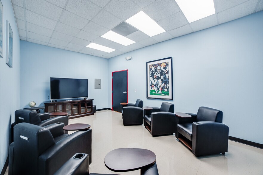 More Photos Of 10835 Gulfdale St, San Antonio Light Distribution For Sale