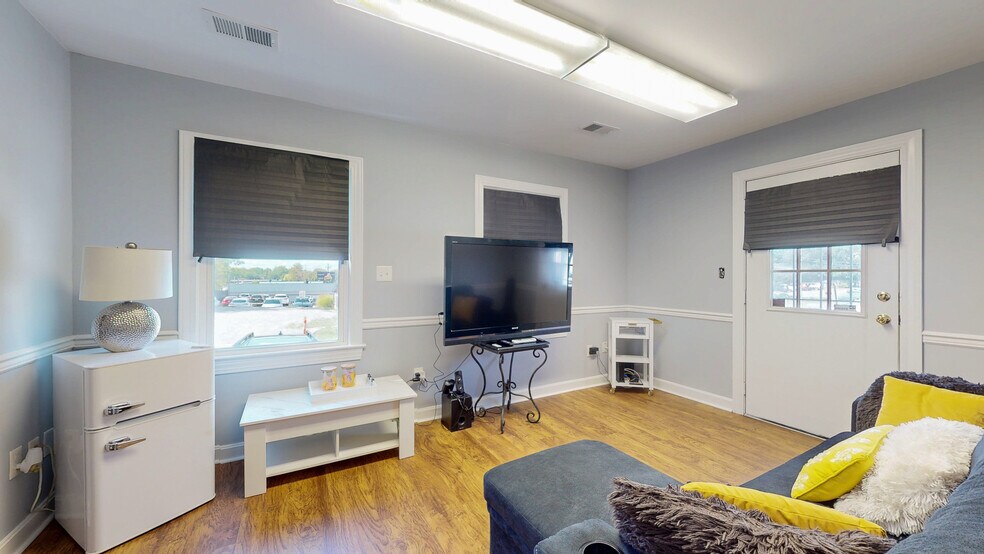 More Photos Of 105 N Madison Ave, Louisville Freestanding For Lease