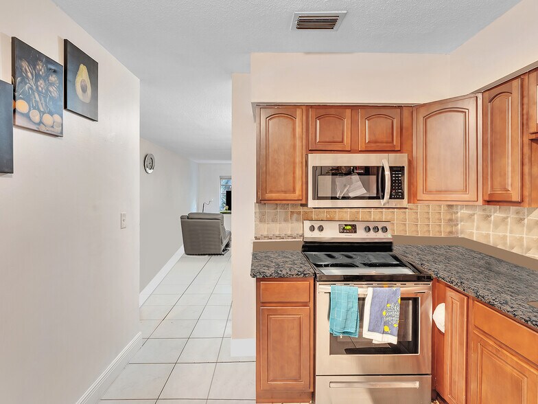 More Photos Of 1916 SW 11th St, Fort Lauderdale Apartments For Sale