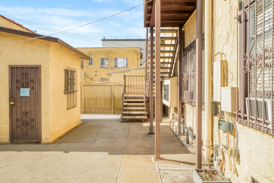 More Photos Of 716 W 30th St, Los Angeles Apartments For Sale