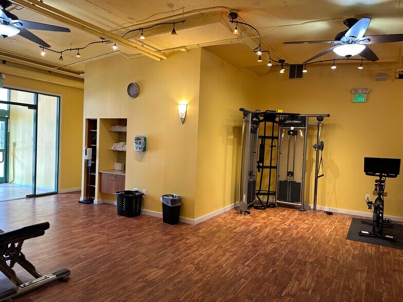 More Photos Of 4 W University Pky, Baltimore Hotel For Lease