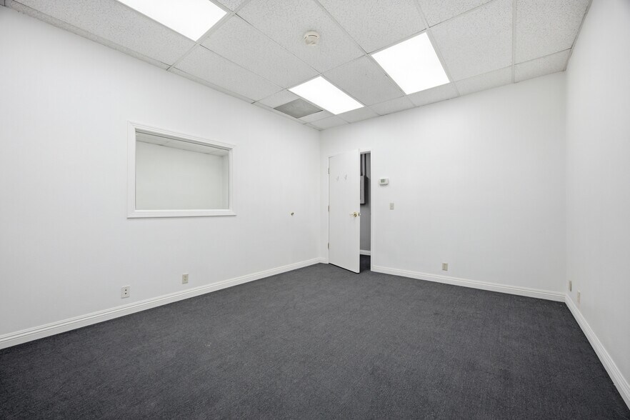 More Photos Of 844 E Sahara Ave, Las Vegas Loft Creative Space For Lease