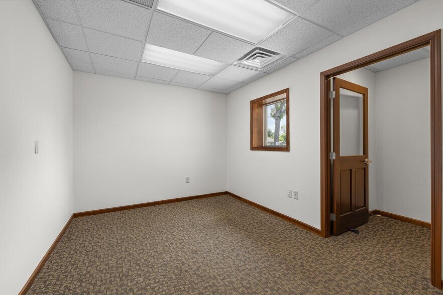 More Photos Of 2000 Burdick Expy E, Minot Office For Lease