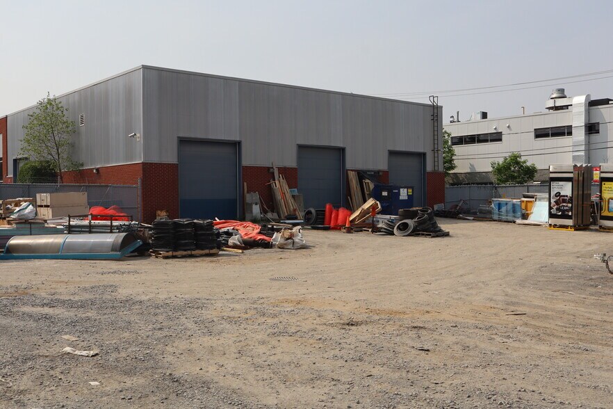 More Photos Of 2655 Rue Michelin, Laval Warehouse For Lease