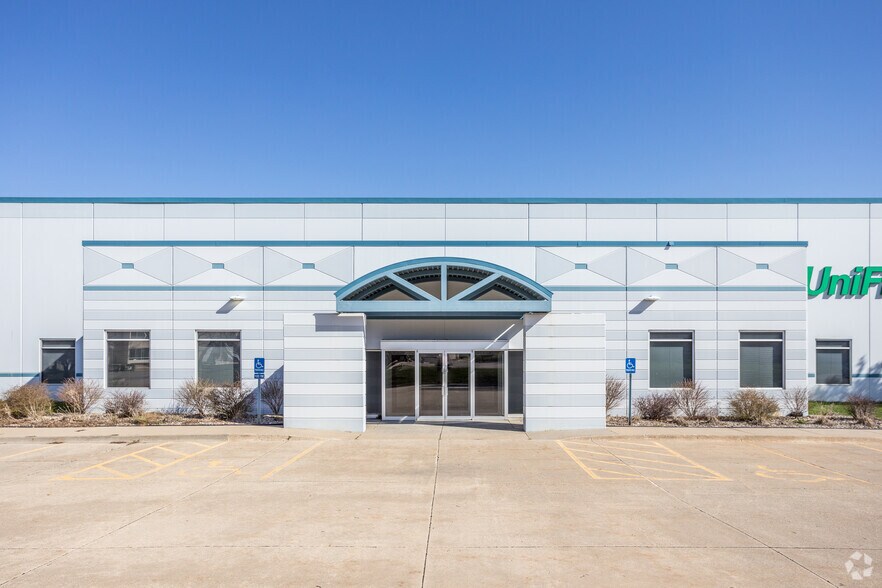 More Photos Of 2401 SE Creekview Dr, Ankeny Distribution For Lease