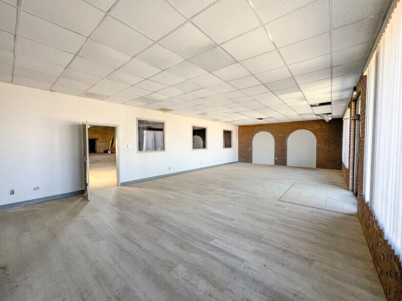 More Photos Of 1541-1543 Bourbon Pky, Streamwood Light Distribution For Lease