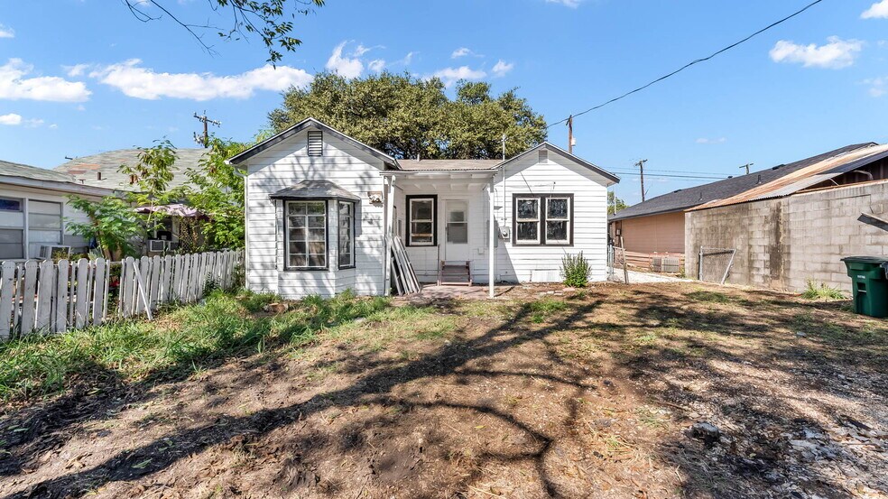 More Photos Of 1018 W Hildebrand Ave, San Antonio Storefront Retail Office For Lease