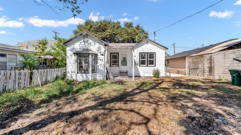 More Photos Of 1018 W Hildebrand Ave, San Antonio Storefront Retail Office For Sale
