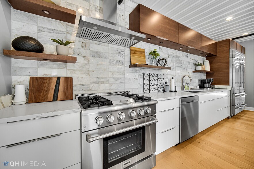 More Photos Of 2108-2260 Ferry Rd, Naperville Showroom For Sale