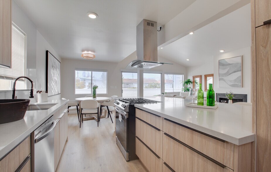 More Photos Of 1922 Canal St, Venice Apartments For Sale