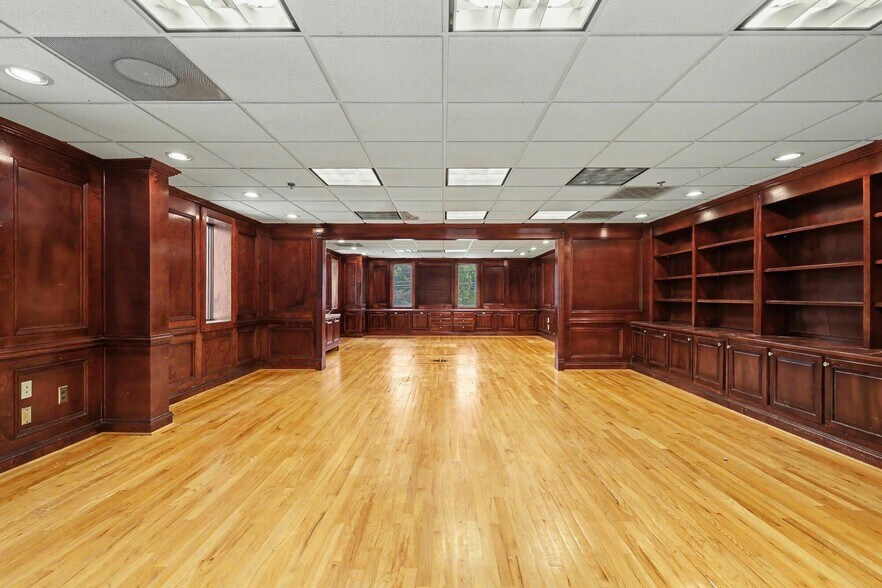 More Photos Of 1445 Cleveland Ave, East Point Showroom For Sale