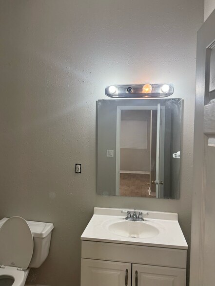 More Photos Of 7727 Blanding Blvd, Jacksonville Auto Repair For Sale