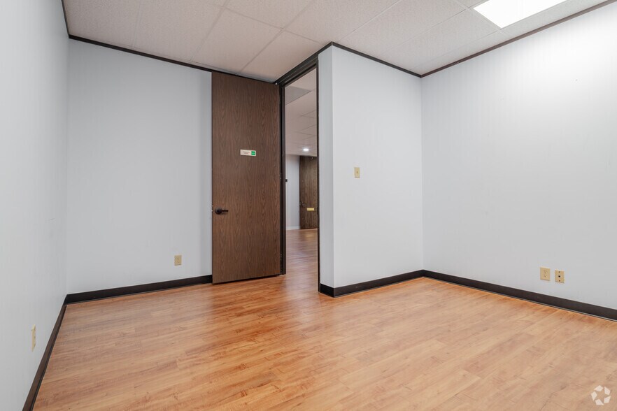 More Photos Of 4203-4211 Gardendale St, San Antonio Office For Lease