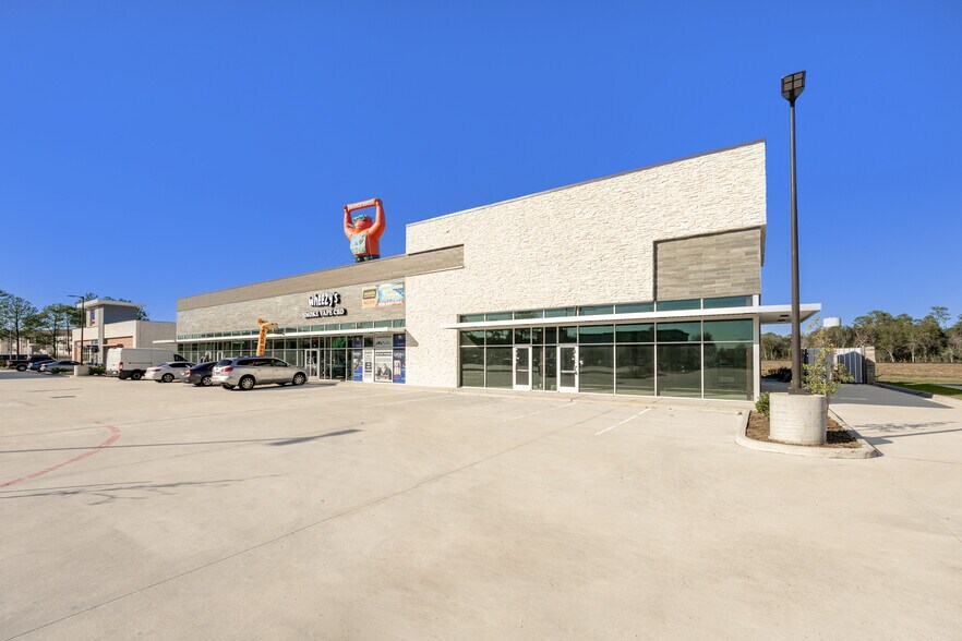 More Photos Of 650 W Rankin Rd, Houston Freestanding For Lease