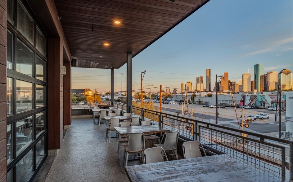 More Photos Of 2101 Summer St, Houston Freestanding For Lease