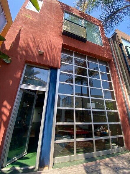More Photos Of 2114 Narcissus Ct, Venice Office For Lease