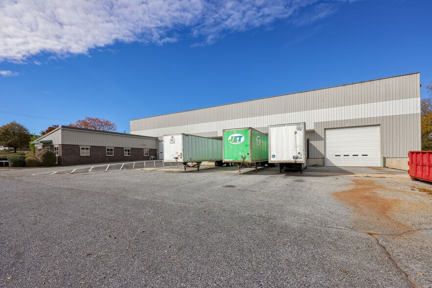 More Photos Of 300 Commerce Dr, New Holland Distribution For Lease
