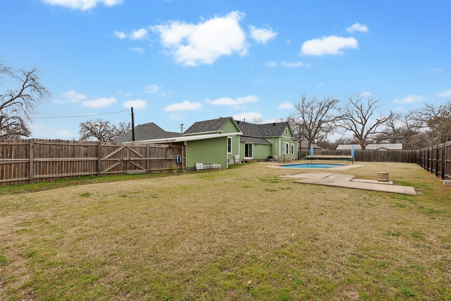 More Photos Of 512 N Travis St, Granbury Hospitality For Sale