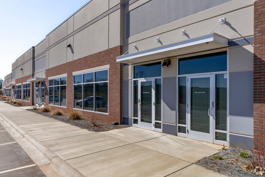 More Photos Of 2120 Airport Flex Dr, Charlotte Light Distribution For Lease