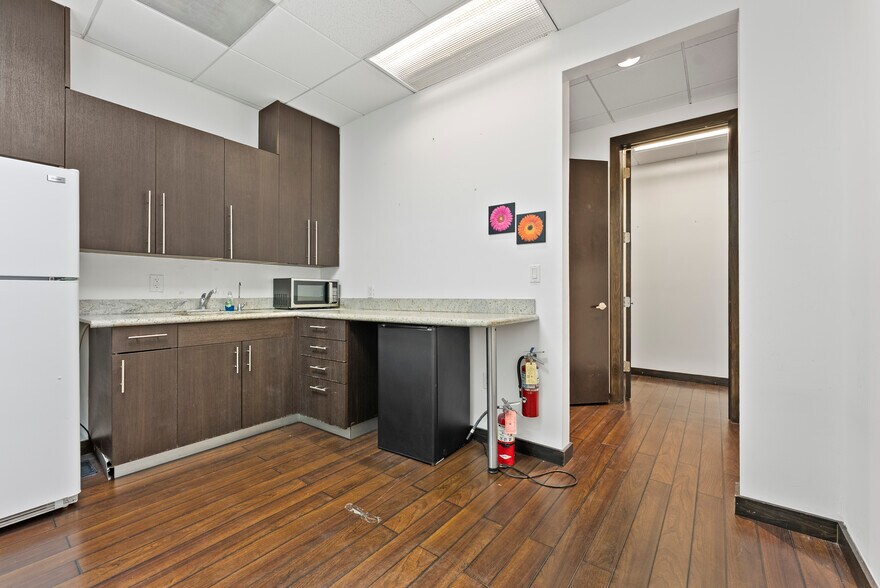 More Photos Of 20165-20199 NE 16th Pl, Miami Flex For Lease