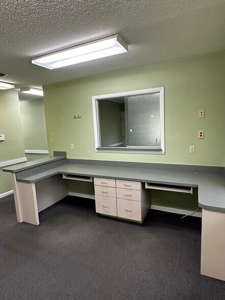 More Photos Of 402 W Highlands Blvd, Inverness Medical For Sale