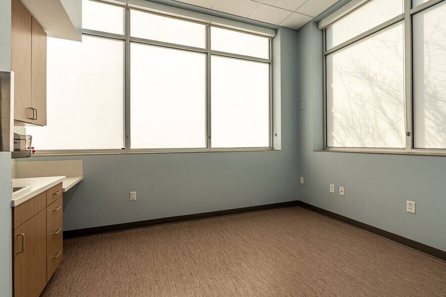 More Photos Of 140 Hansen Blvd, North Aurora Medical For Lease