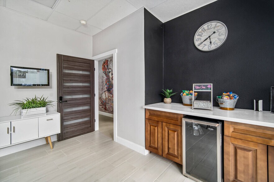 Primary Photo Of 5404 Hoover Blvd, Tampa Medical For Lease