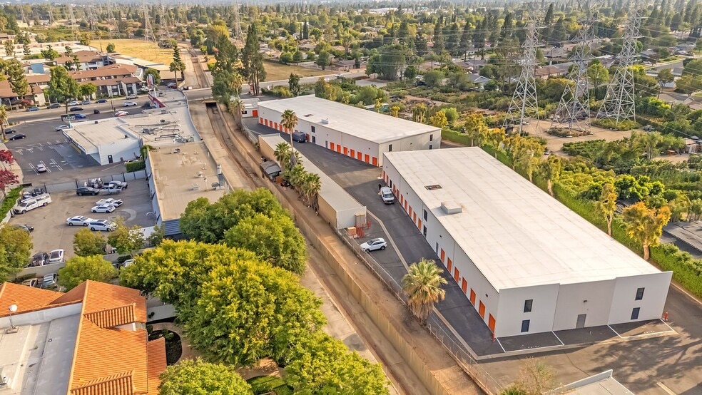 More Photos Of 18175 Chatsworth St, Granada Hills Self Storage For Sale