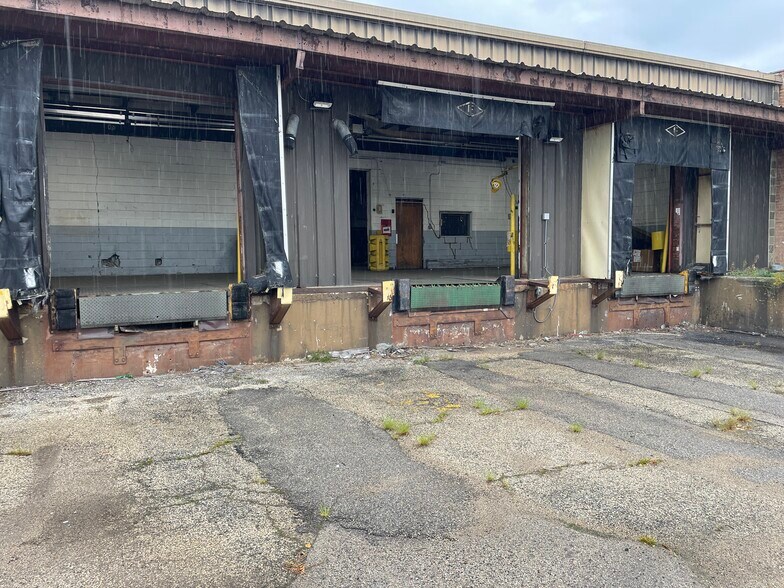 More Photos Of 6704 Pingree Rd, Crystal Lake Manufacturing For Lease