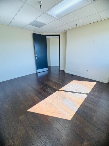 More Photos Of 21731 Ventura Blvd, Woodland Hills Medical For Lease