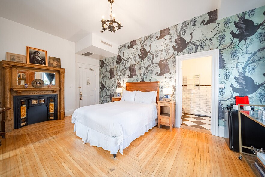 More Photos Of 343 Main St E, Picton Hotel For Sale