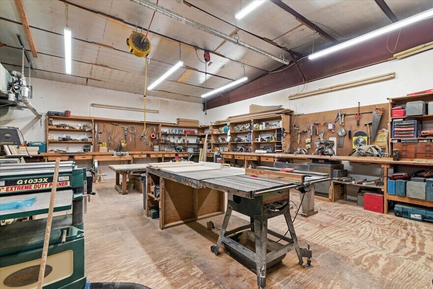 More Photos Of 424 PA-390, Tafton Light Manufacturing For Sale