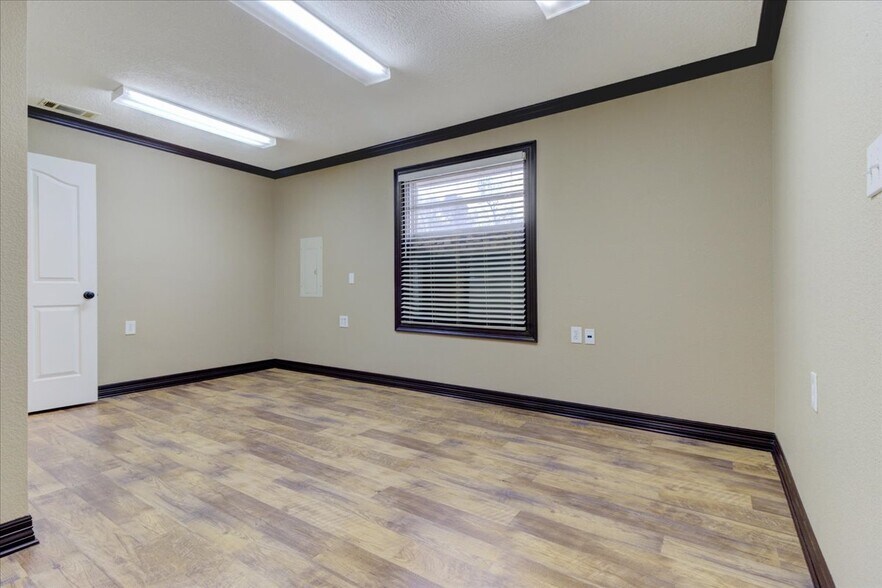 More Photos Of 21232 Ih 10, Vidor Warehouse For Lease