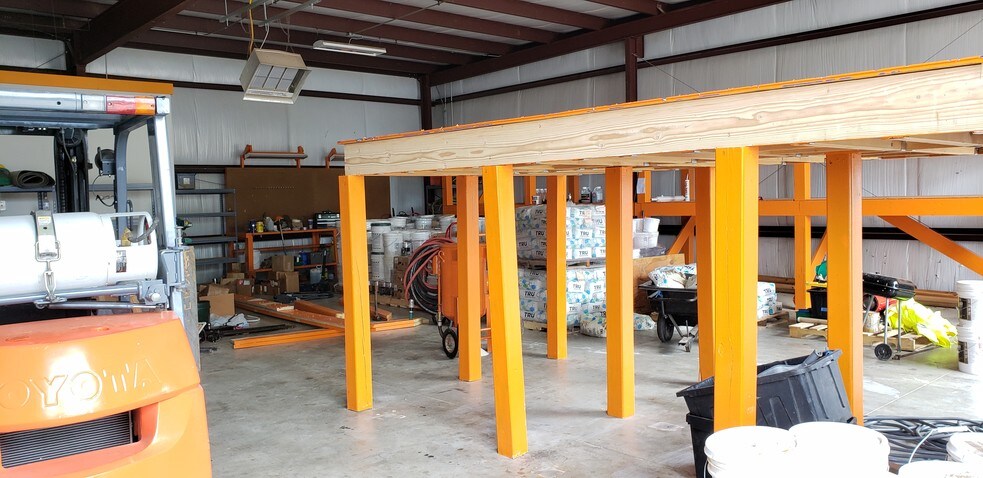 More Photos Of 5146 N 23rd St, Ozark Warehouse For Lease