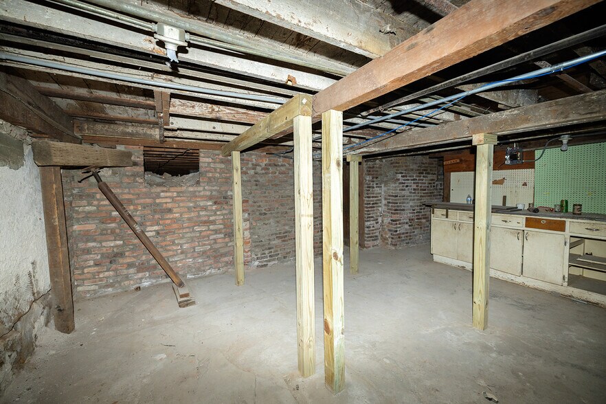 More Photos Of 115 N Main St, Lindsborg General Retail For Sale