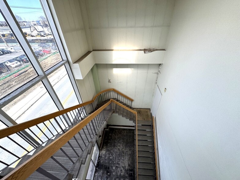 More Photos Of 4 Betty St, Everett Flex For Lease