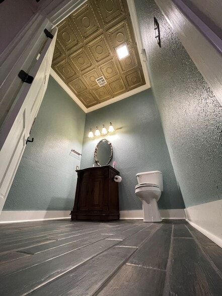 More Photos Of 9 W Main St, Ardmore Office For Sale