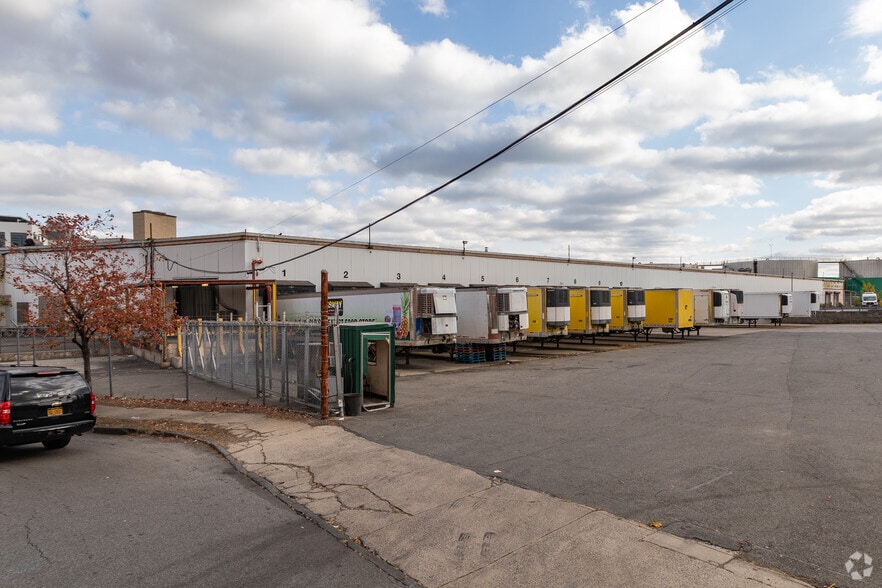 More Photos Of 400 Walnut Ave, Bronx Warehouse For Lease