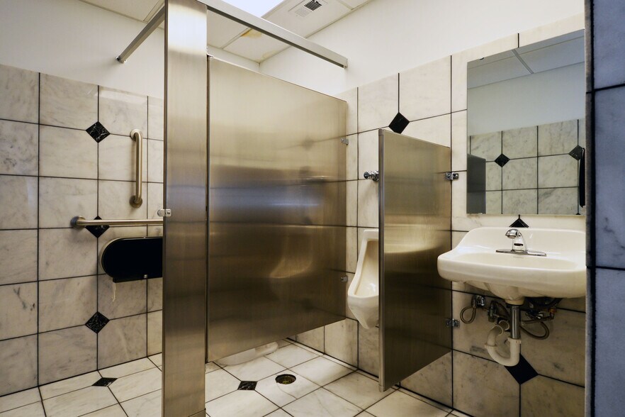 More Photos Of 1068 S Lake St, Forest Lake Medical For Lease