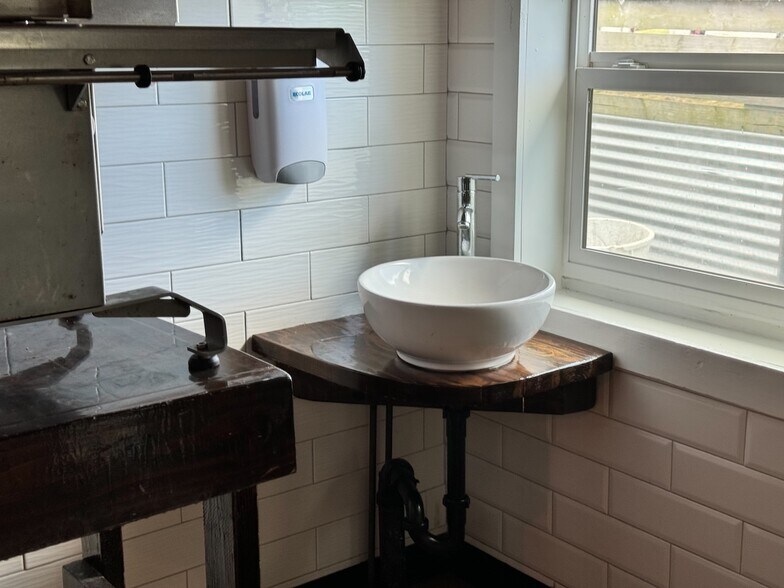 More Photos Of 824 Kokomo Rd, Haiku Restaurant For Sale