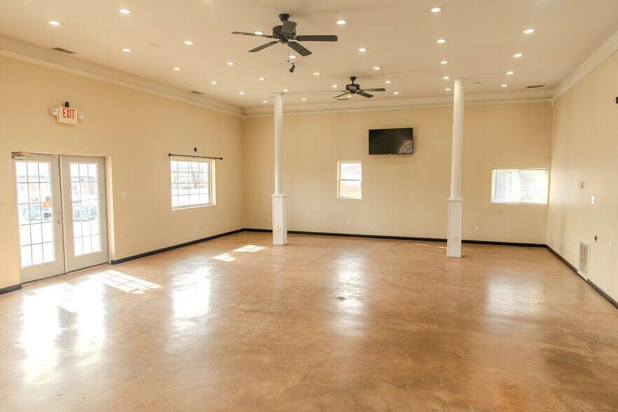 More Photos Of 1402 Bear St, Madison Specialty For Sale