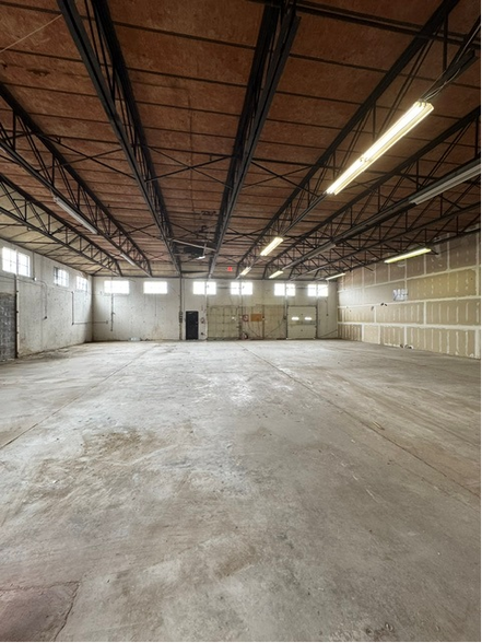 More Photos Of 2 Johnson Dr, Raritan Manufacturing For Lease