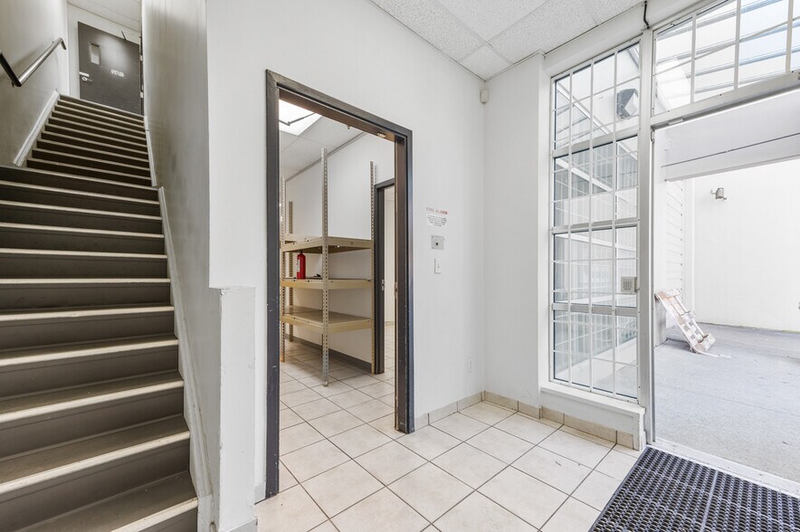 More Photos Of 3871 N Fraser Way, Burnaby Showroom For Sale